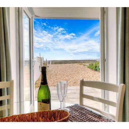 Pass The Keys Shore To Please - Sea Views And Beach Front Modern 1Bed Apt With Sofabed พอร์ตสมัธ ภายนอก รูปภาพ